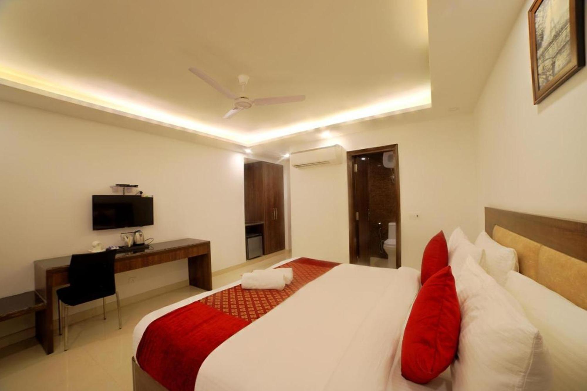 Hotel Peridot Near Igi Delhi Airport Нью-Дели Экстерьер фото