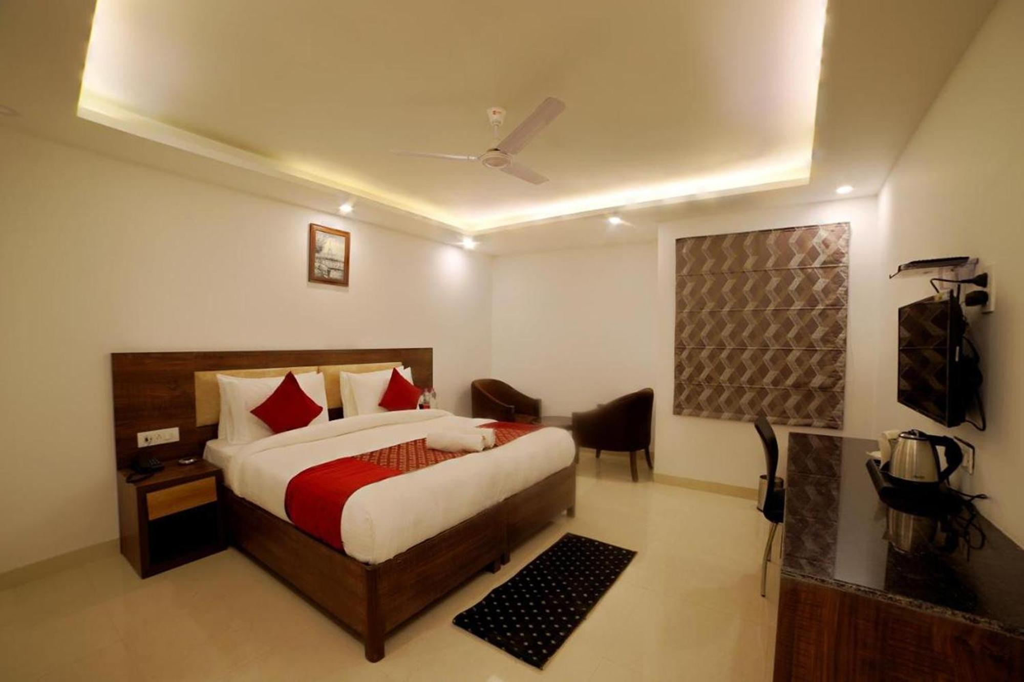 Hotel Peridot Near Igi Delhi Airport Нью-Дели Экстерьер фото