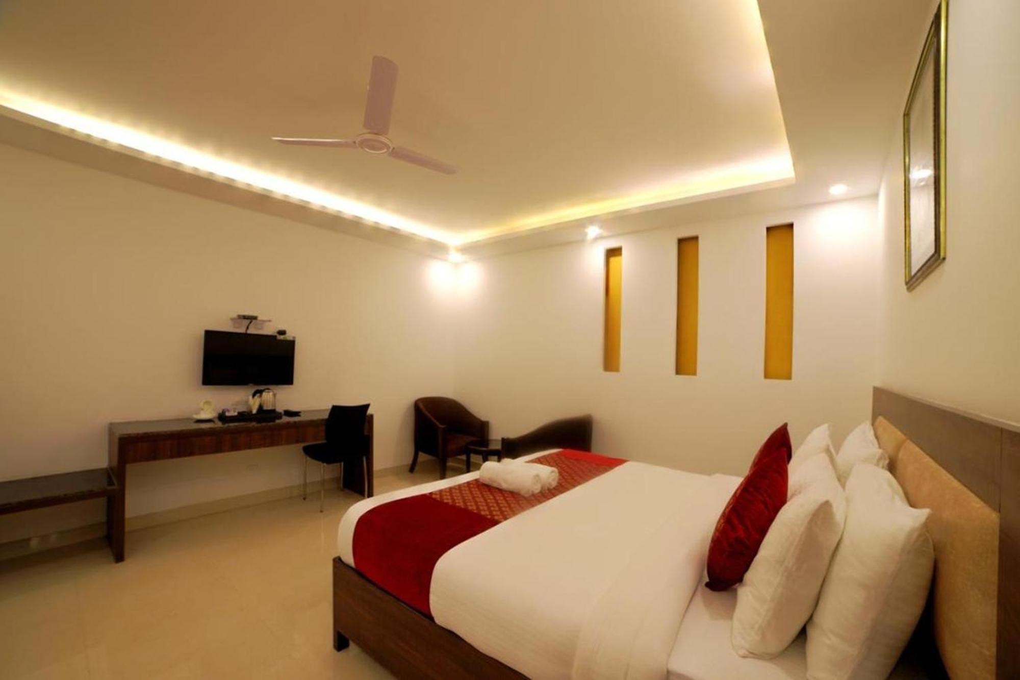 Hotel Peridot Near Igi Delhi Airport Нью-Дели Экстерьер фото