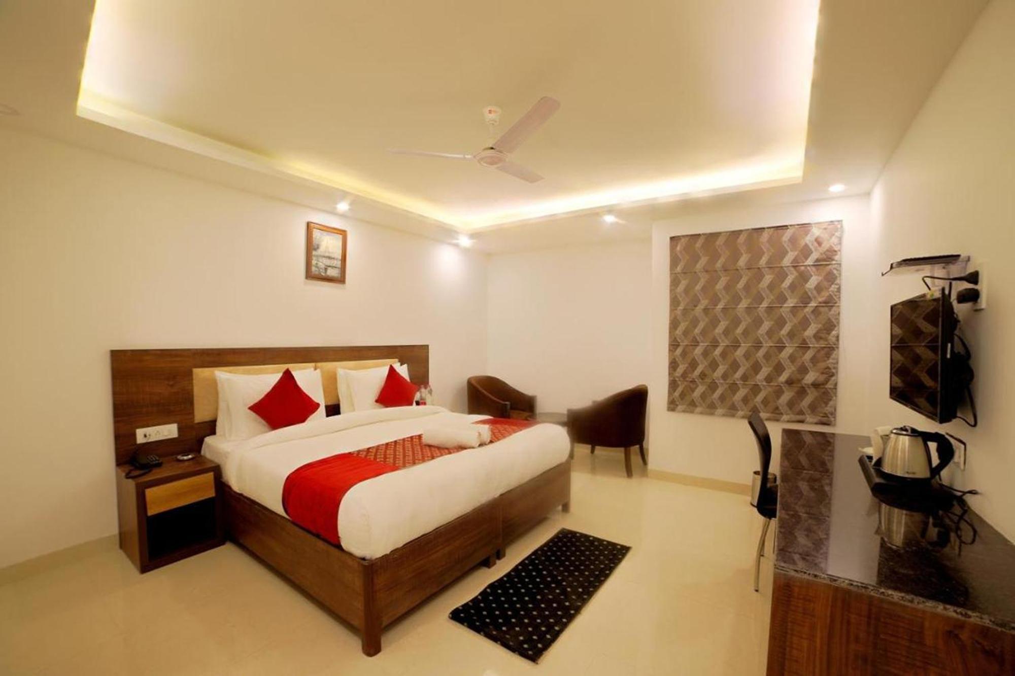Hotel Peridot Near Igi Delhi Airport Нью-Дели Экстерьер фото