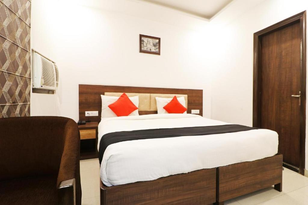 Hotel Peridot Near Igi Delhi Airport Нью-Дели Экстерьер фото