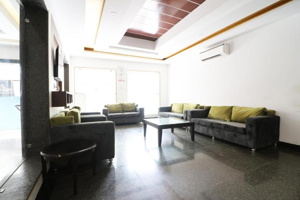 Hotel Peridot Near Igi Delhi Airport Нью-Дели Экстерьер фото