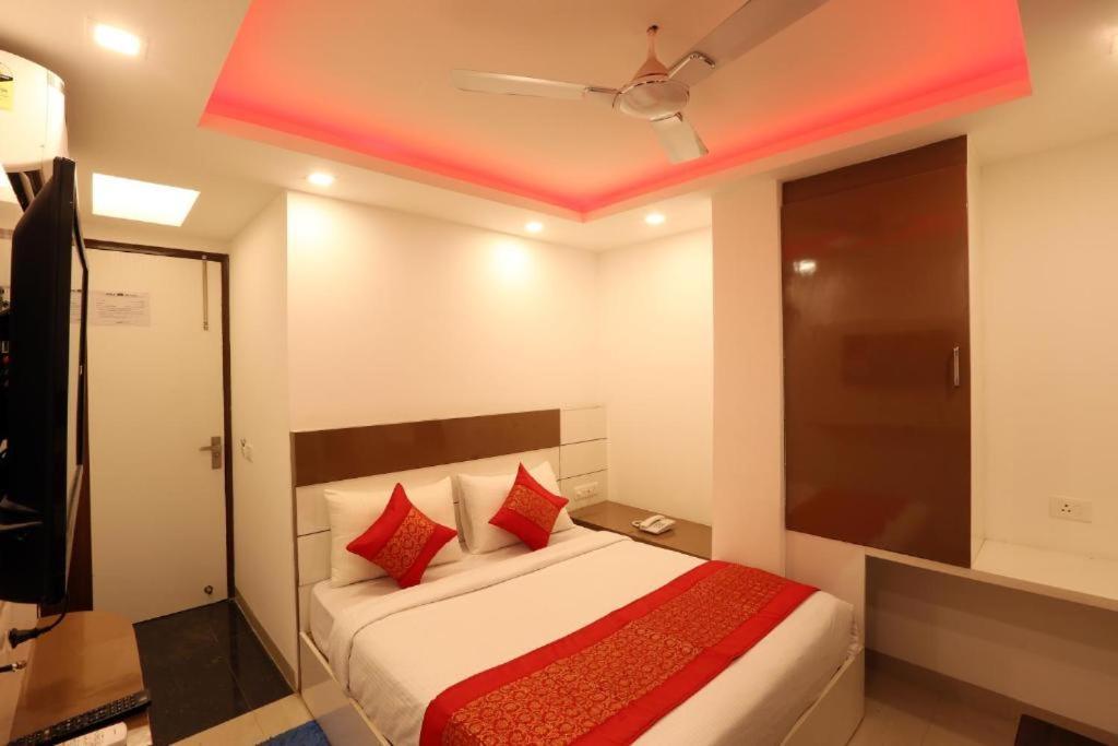 Hotel Peridot Near Igi Delhi Airport Нью-Дели Экстерьер фото