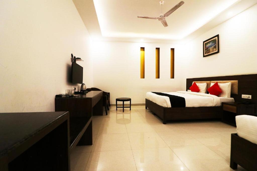 Hotel Peridot Near Igi Delhi Airport Нью-Дели Экстерьер фото